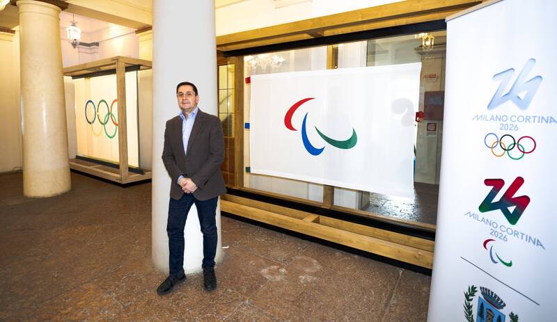 Milano Cortina 2026: le bandiere olimpica e paralimpica esposte nella hall del Municipio di Cortina