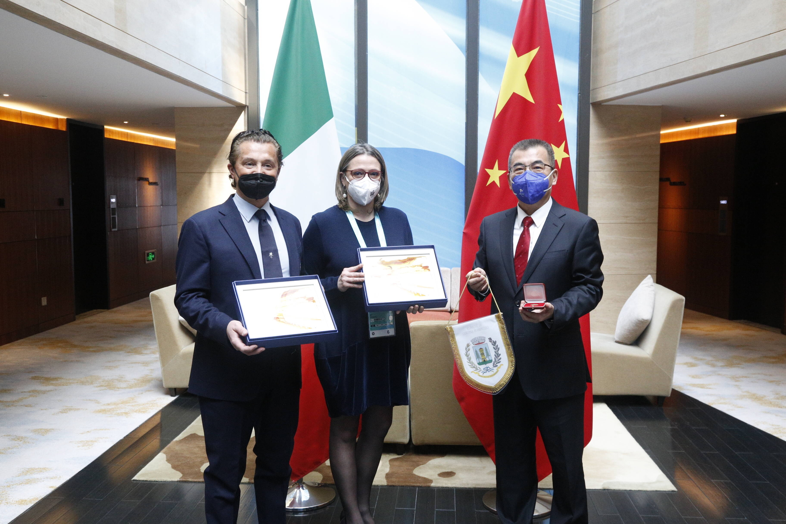 Immagine: Incontro fra il Sindaco di Cortina d'Ampezzo ed il Vice Sindaco di Pechino LI Zhijie